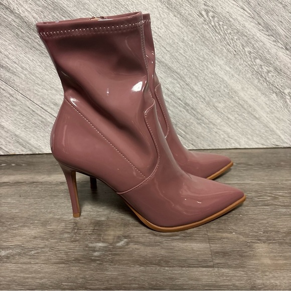 Steve Madden Elwyn Skin Tight Ankle Bootie Glossy Mauve Heeled Boots Size 8.5 - Picture 2 of 9